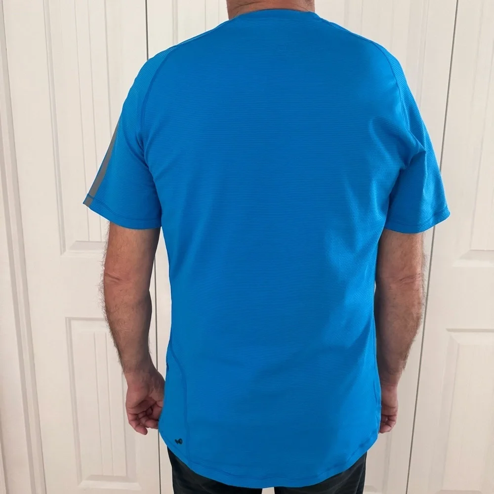 Lululemon Mens Short Sleeve Athletic Shirt Zip Back Pocket Blue Size Medium